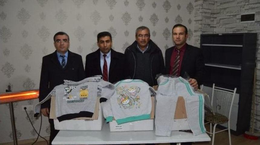 Besni&rsquo;de İlkokul &Ouml;ğrencilerine 150 Adet Eşofman Yardımı Yapıldı