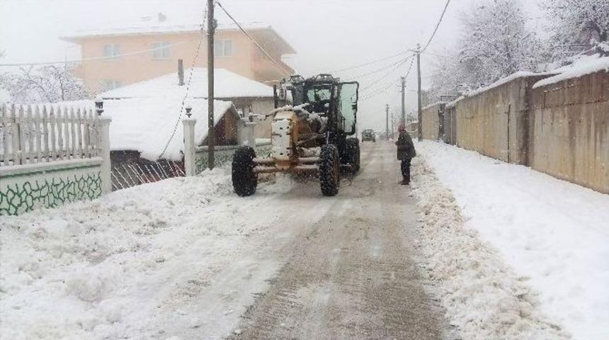 Başiskele&rsquo;de Karla M&uuml;cadele &Ccedil;alışmaları S&uuml;r&uuml;yor