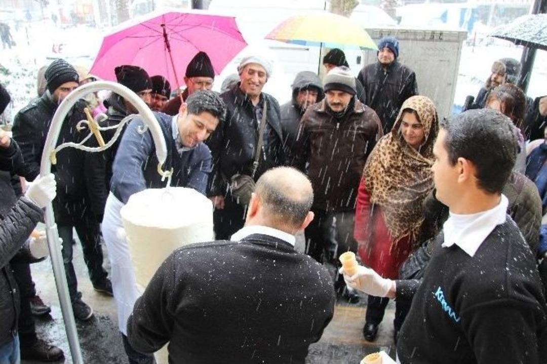 Lapa Lapa Kar Yağışının Altında Ekmek Arası &Uuml;cretsiz Dondurma Keyfi