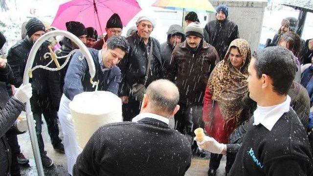 Lapa Lapa Kar Yağışının Altında Ekmek Arası Ücretsiz Dondurma Keyfi