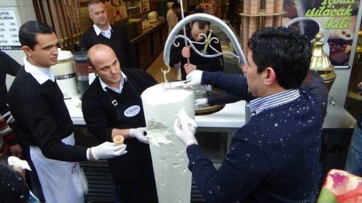 Lapa Lapa Kar Yağışının Altında Ekmek Arası Ücretsiz Dondurma Keyfi G1