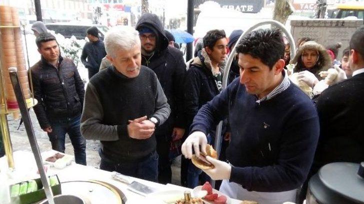 Lapa Lapa Kar Yağışının Altında Ekmek Arası Ücretsiz Dondurma Keyfi G2