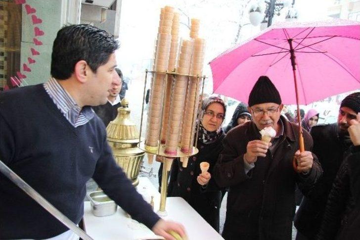 Lapa Lapa Kar Yağışının Altında Ekmek Arası Ücretsiz Dondurma Keyfi G3