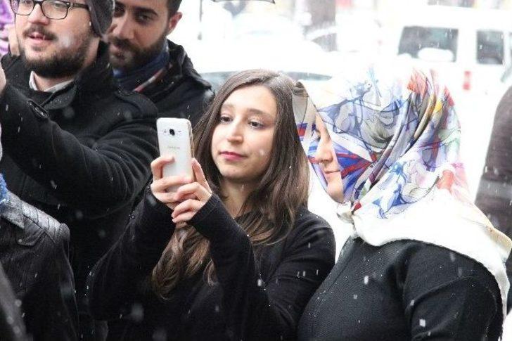 Lapa Lapa Kar Yağışının Altında Ekmek Arası Ücretsiz Dondurma Keyfi G4