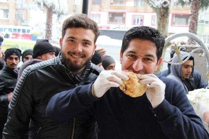 Lapa Lapa Kar Yağışının Altında Ekmek Arası Ücretsiz Dondurma Keyfi G5