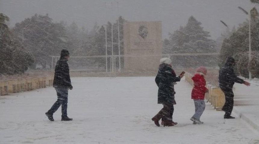 Silifke&rsquo;ye 4 Yıl Sonra Kar Yağdı