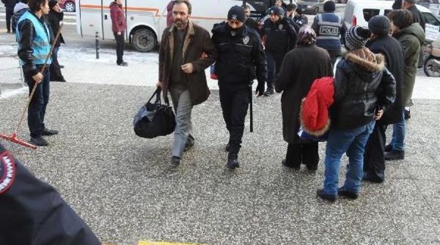 &Ccedil;orum'da Fet&ouml;'den 21 &Ouml;ğretmen Adliyeye Sevk Edildi