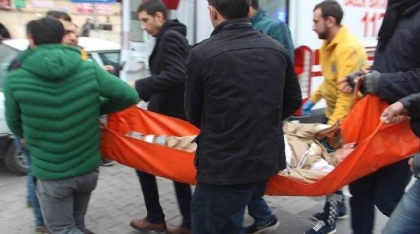 Temizlik İş&ccedil;isi &Ccedil;&ouml;pleri Topladığı Sırada Darp Edildi