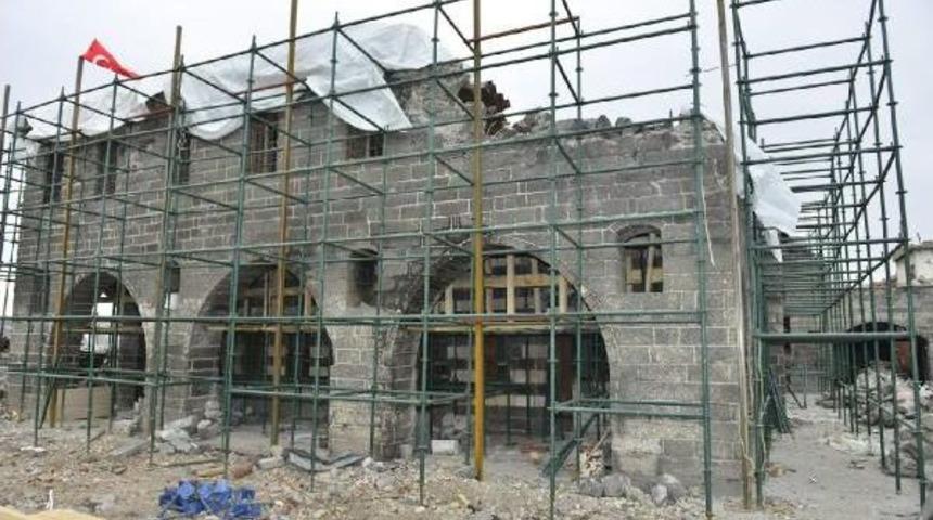 Sur'da &Ccedil;atışmalardan Zarar G&ouml;ren 14 Tarihi Eser Onarılıyor