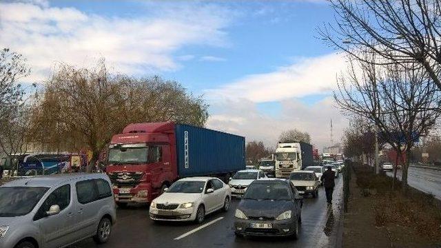 Buzlanma Zincirleme Kazaya Neden Oldu, 2 Yaralı