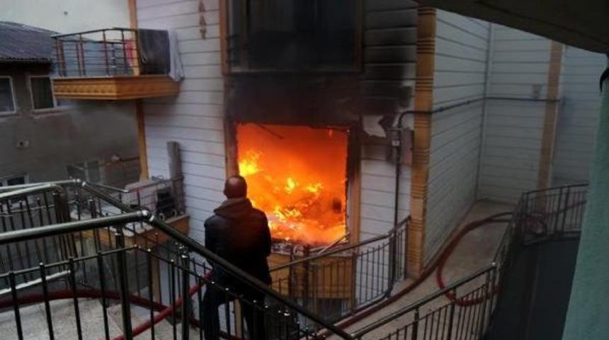 Yanan Binada Mahsur Kalanlar Kurtarıldı