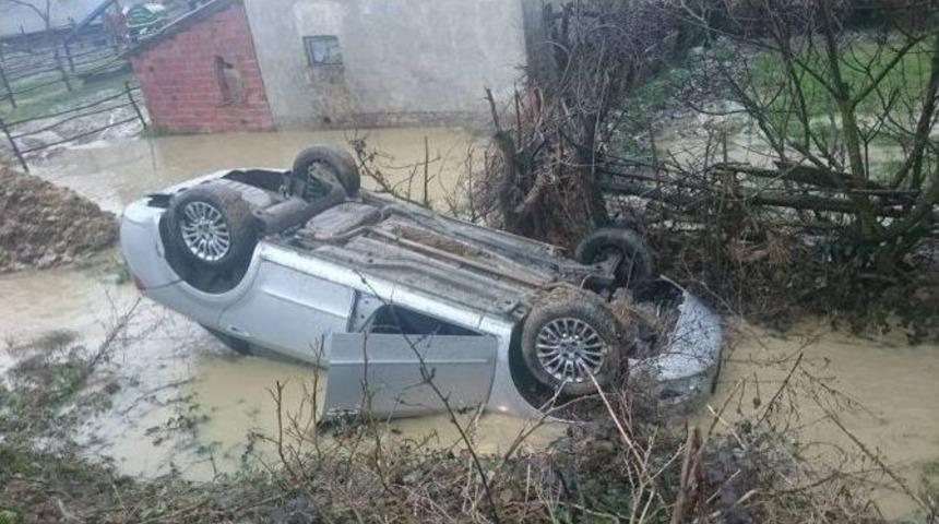 Virajı Alamayınca Su Birikintisine U&ccedil;tu