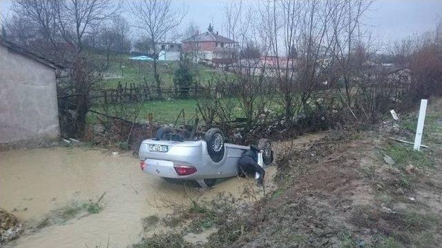 Virajı Alamayınca Su Birikintisine Uçtu