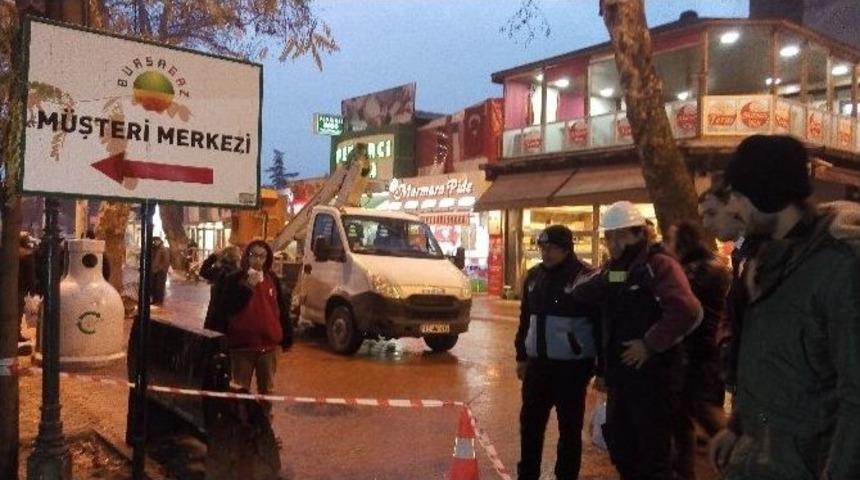 Reklam Tabelasına Bağlanan K&ouml;pek Akıma Kapılarak Telef Oldu