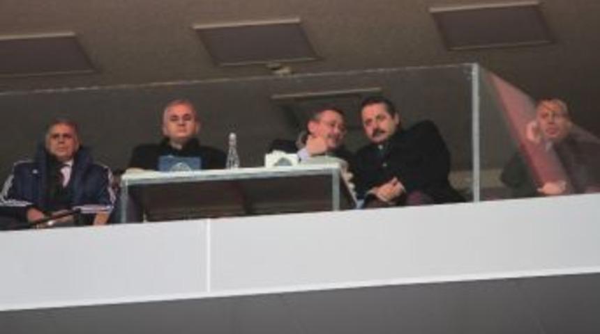 Bakan &Ccedil;elik, Osmanlıspor - Şanlıurfaspor Ma&ccedil;ını İzledi