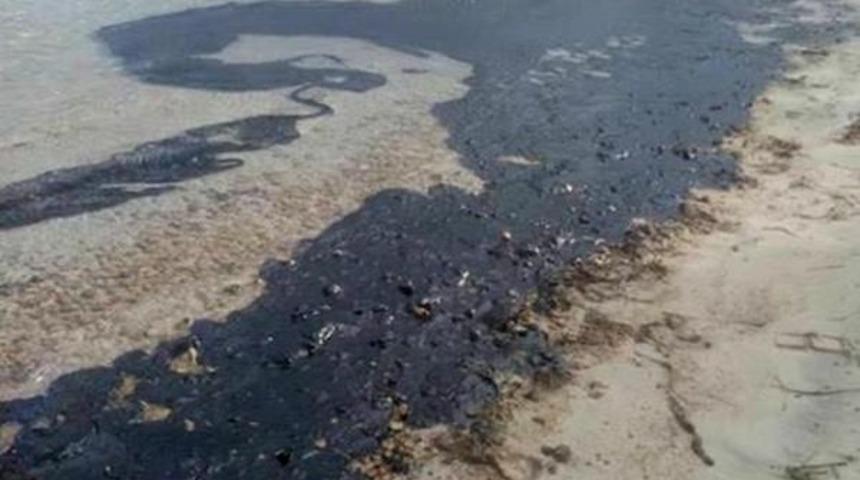 Kayalıklara Oturan Geminin Yakıtı Denize Sızdı