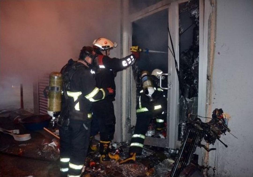 Adana&rsquo;da 3 Katlı İş Yeri Yandı