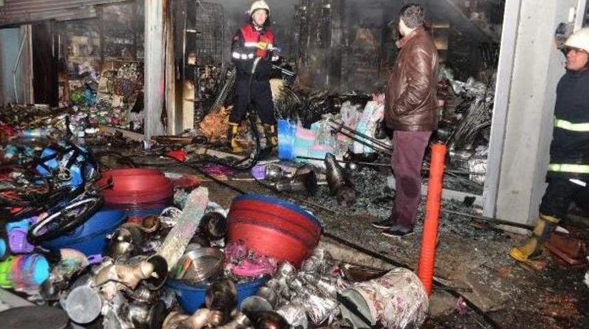 Z&uuml;ccaciye D&uuml;kkanı Yangında K&uuml;le D&ouml;nd&uuml;