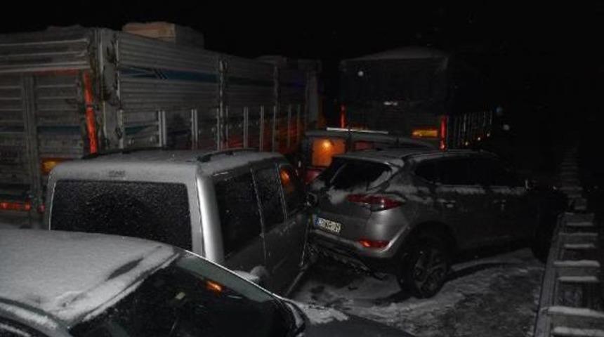 K&uuml;tahya'da 10 Ara&ccedil;lık Zincirleme Kaza: 4 Yaralı