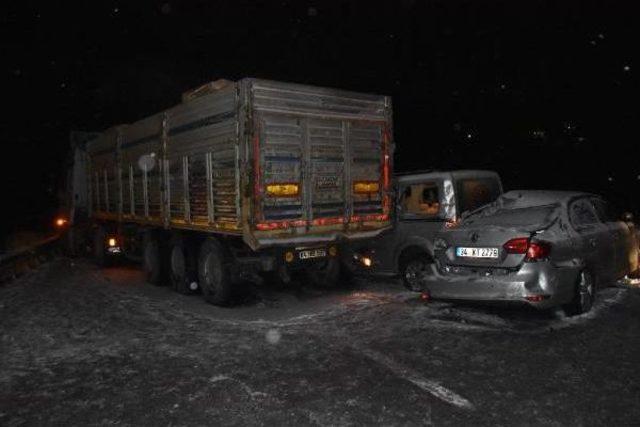 Kütahya'da 10 Araçlık Zincirleme Kaza: 4 Yaralı