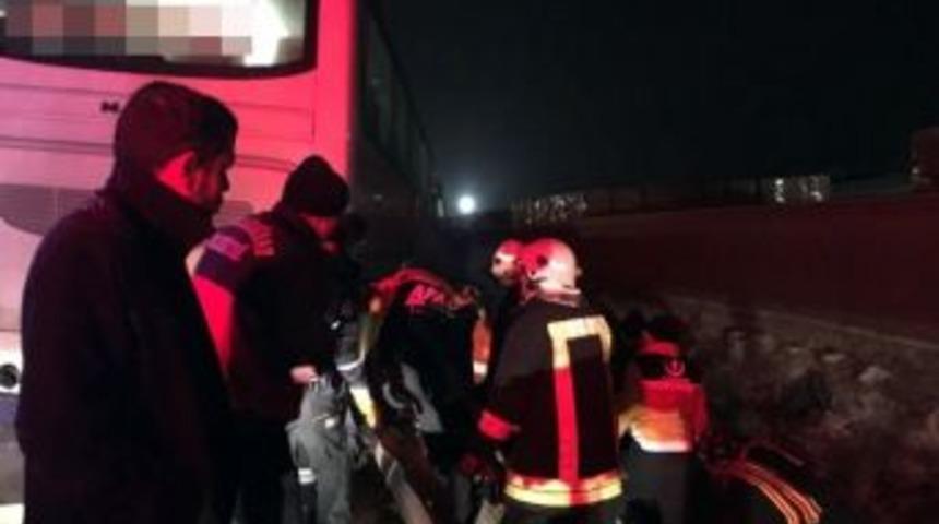 Afyonkarahisar&rsquo;da Trafik Kazası: 1 &Ouml;l&uuml;, 2 Yaralı