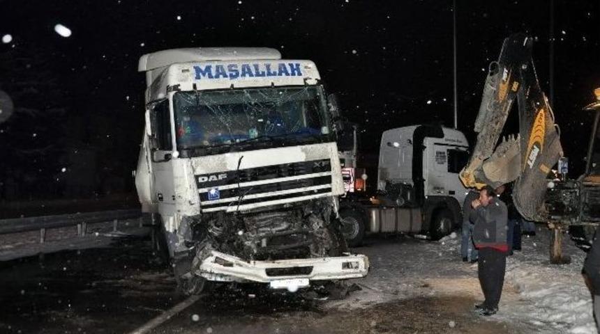 Buzlanma Sonrası Meydana Gelen Zincirleme Kazada 9 Ara&ccedil; Birbirine Girdi