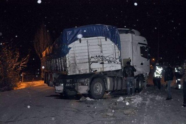 Buzlanma Sonrası Meydana Gelen Zincirleme Kazada 9 Araç Birbirine Girdi