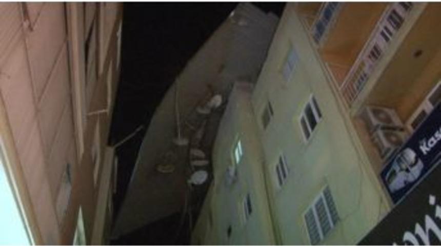 Şiddetli R&uuml;zgar Nedeniyle Bir Evin &Ccedil;atısı U&ccedil;tu