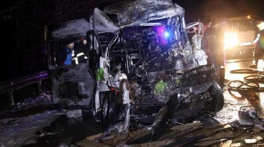 Tır'a &Ccedil;arpan Minib&uuml;s&uuml;n S&uuml;r&uuml;c&uuml;s&uuml; Yanarak &Ouml;ld&uuml;