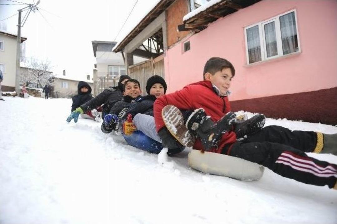 Bidon Ve Poşetle Kayak Keyfi...kar Yağışı En &Ccedil;ok K&ouml;y &Ccedil;ocuklarını Sevindirdi...