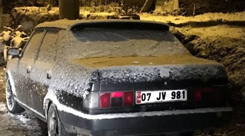 Alanya&rsquo;da Kar Yolları Kapattı, Karayolları Tuzlama &Ccedil;alışması Yaptı