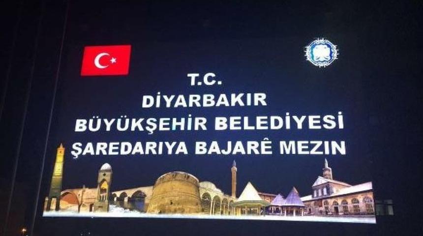 Diyarbakır'da Kayyum Yeni Tabela &Ouml;n&uuml;nde Poz Verdi