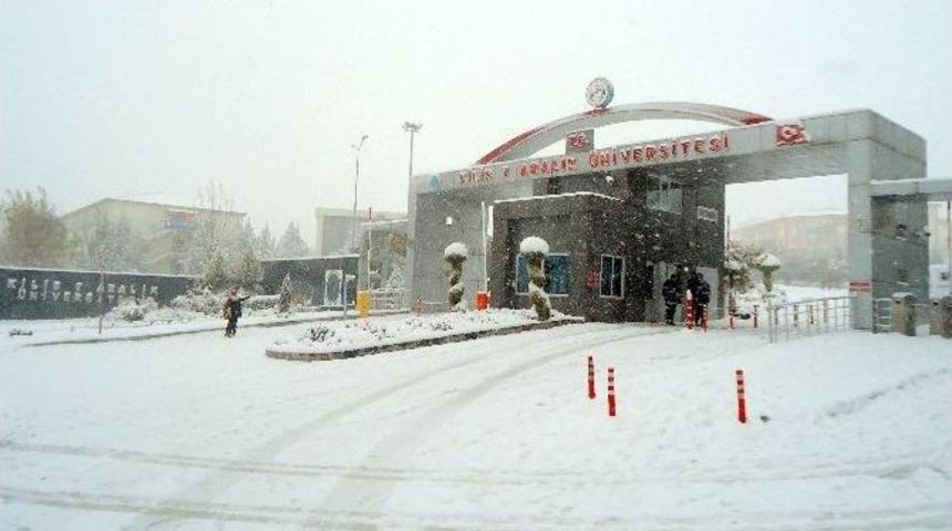 Kar Yağışı &Uuml;niversitede G&uuml;n Eğitime Ara Verildi