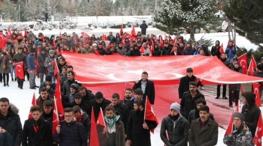 &Ouml;ğrencilerden &rsquo;şehitlere Saygı&rsquo; Y&uuml;r&uuml;y&uuml;ş&uuml;