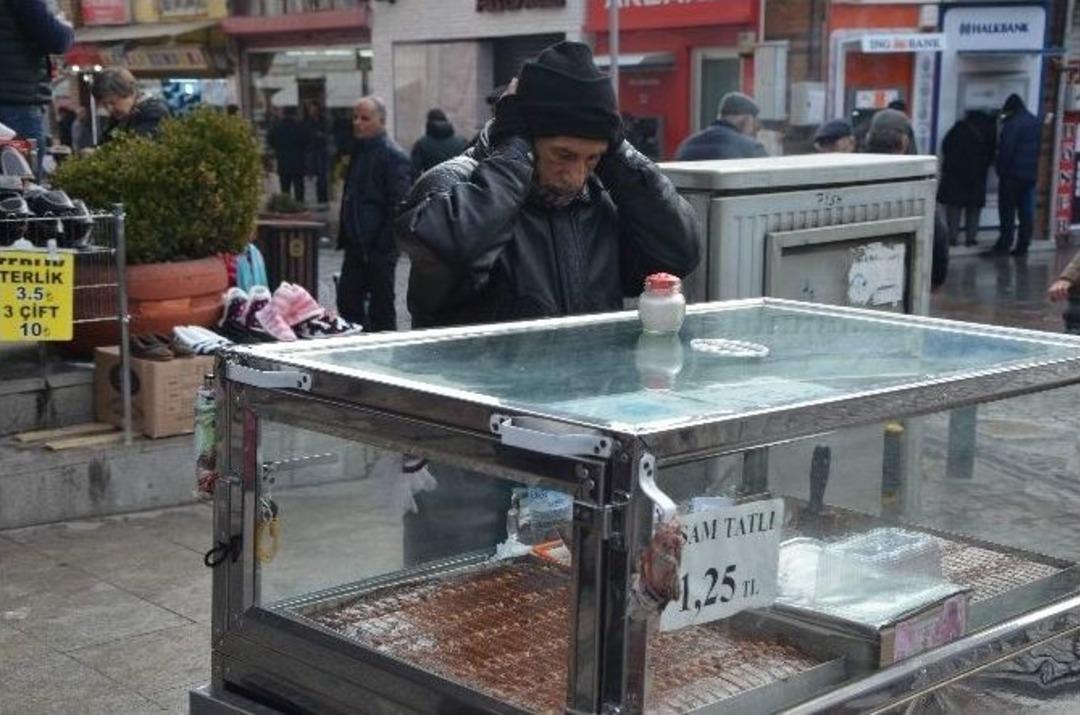 Soğuk Havada Ekmek Kavgası