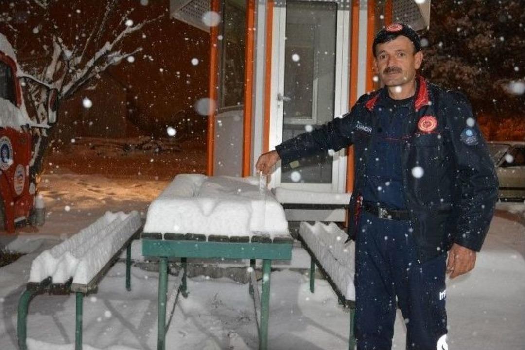 Antalya&rsquo;da Kar Yağışı Okulları Tatil Ettirdi