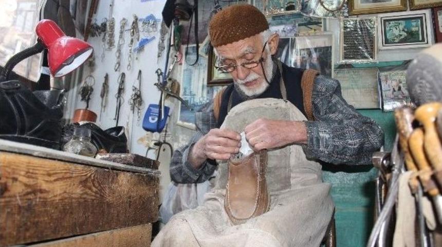 74 Yıldır Ayakkabı Tamir Ediyor