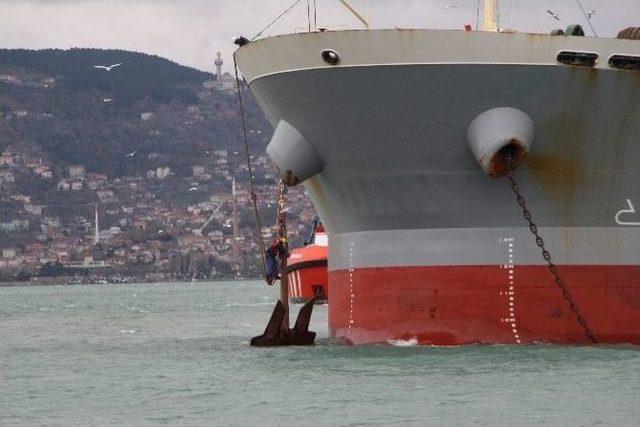 Yeniköy’de Karaya Oturan Gemiyi Kurtarma Çalışmaları Sürüyor