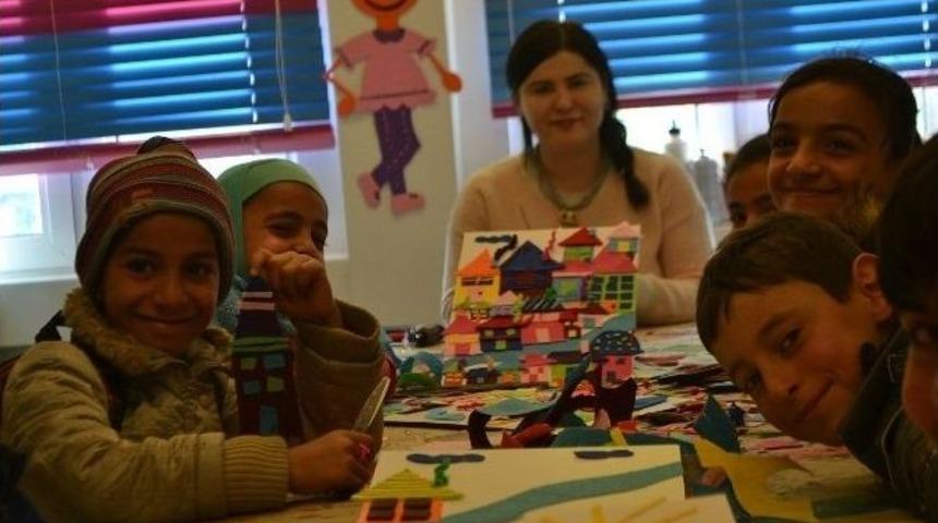 Suriyeli &Ccedil;ocuklar At&ouml;lyelerde Hem Eğlendi Hem Sanat &Ouml;ğrendi