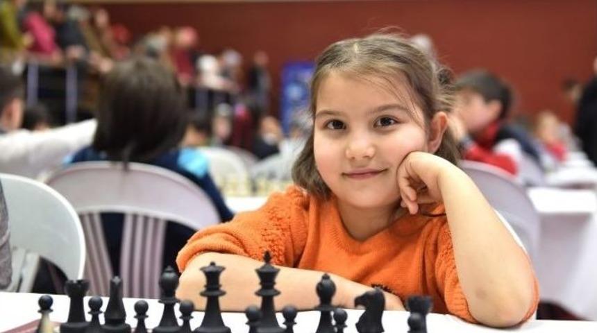 Y&uuml;zlerce &Ouml;ğrenci, Satran&ccedil; Turnuvasında Ter D&ouml;kt&uuml;