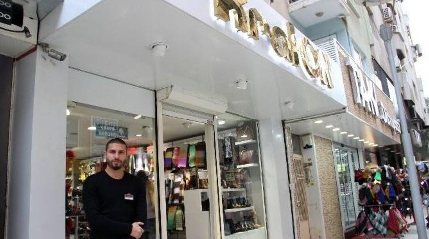 (&ouml;zel Haber) Manisa&rsquo;da Hırsız S&uuml;r&uuml;nerek Girdiği Mağazadan 25 Bin Tl &Ccedil;aldı
