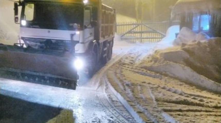 B&uuml;y&uuml;kşehir Kar Komandoları, Mahsur Kalan 5 Aracı Kurtardı