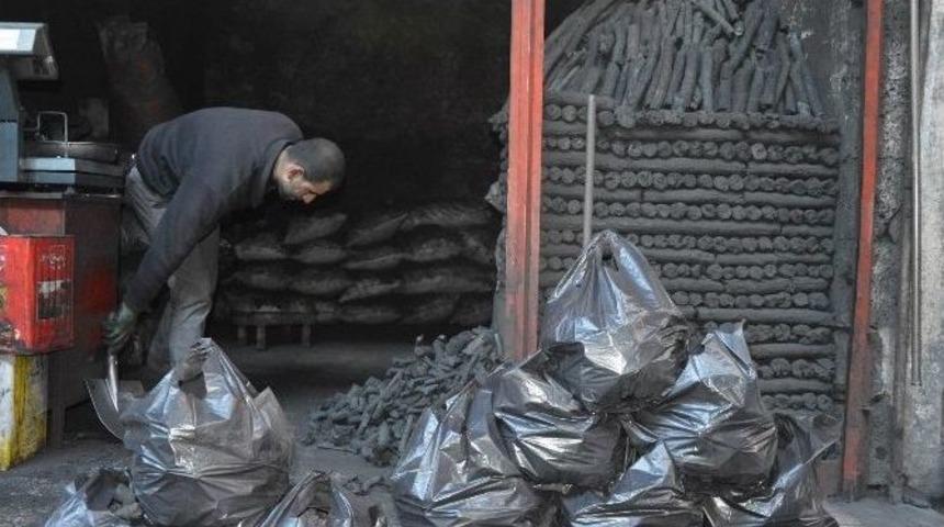 Ekmeğini Odun K&ouml;m&uuml;r&uuml;nden &Ccedil;ıkarıyor