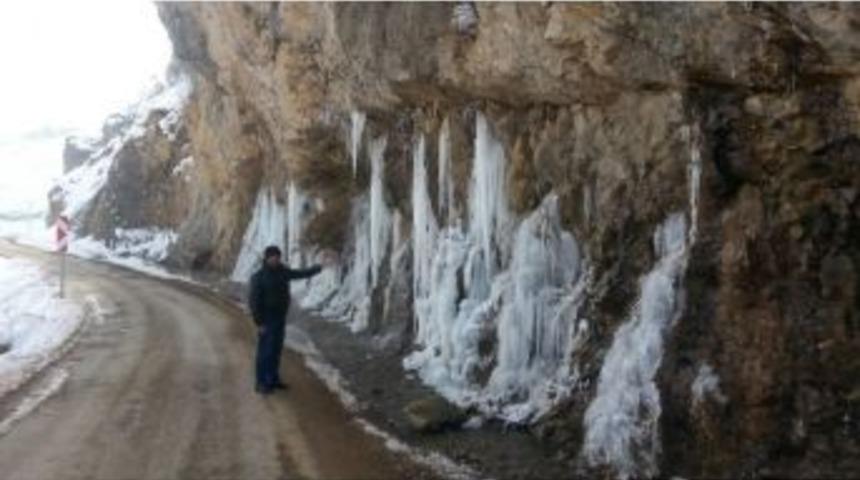 Durankaya Şelalesi Dondu