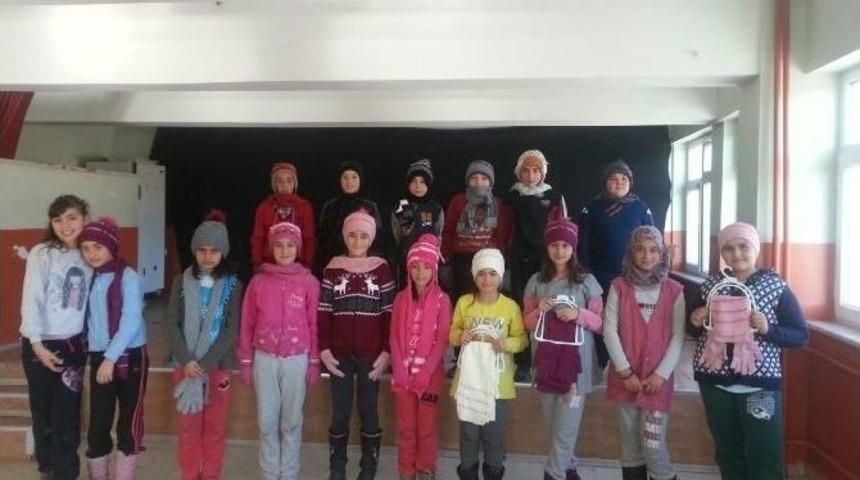 630 &Ccedil;ocuğa Eldiven Bere Ve Atkı Dağıtıldı