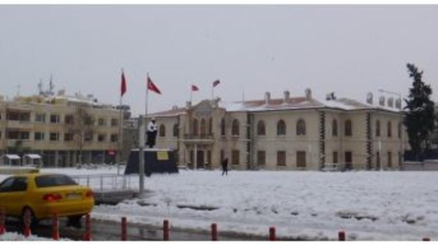 Kilis&rsquo;te Kar Hayatı Fel&ccedil; Etti