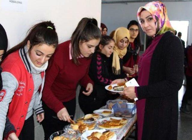 Liselilerden Halep Için Kermes