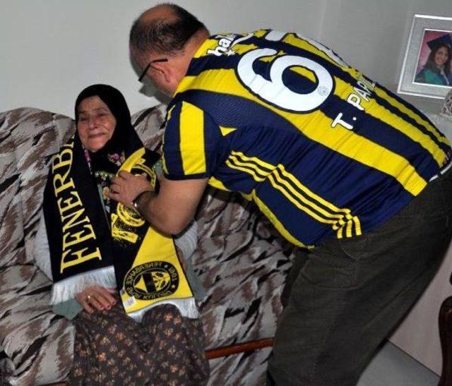 Fenerbahçe Ile Yaşıt Şerife Uysal'a Takımın Atkısı Verildi