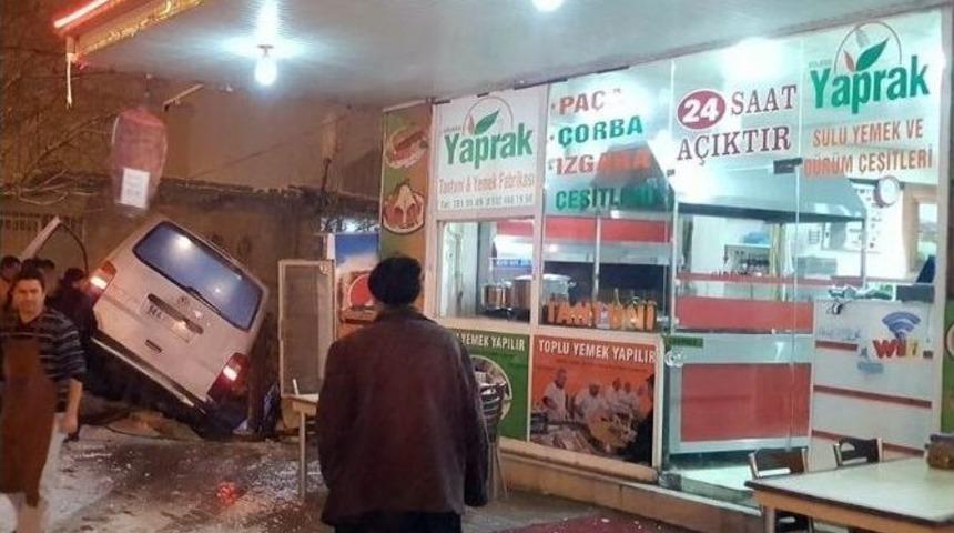 Karda Virajı Alamayan Minibüs Devrildi