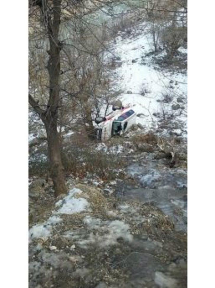 Ambulans Şarampole Yuvarlandı: 3 Yaralı